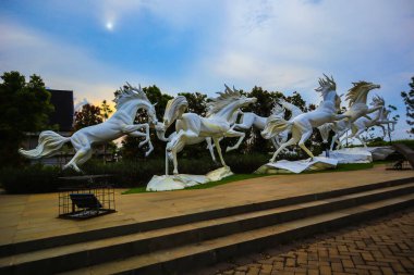Şehir parkında sanatsal at heykeli