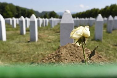 Srebrenica Potocari Anıtı ve mezarlığı