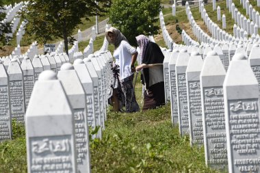 Srebrenica Potocari Anıtı ve mezarlığı