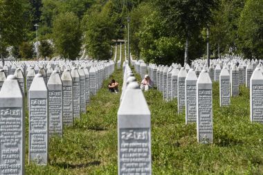 Srebrenica Potocari Anıtı ve mezarlığı