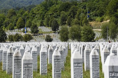 Srebrenica Potocari Anıtı ve mezarlığı
