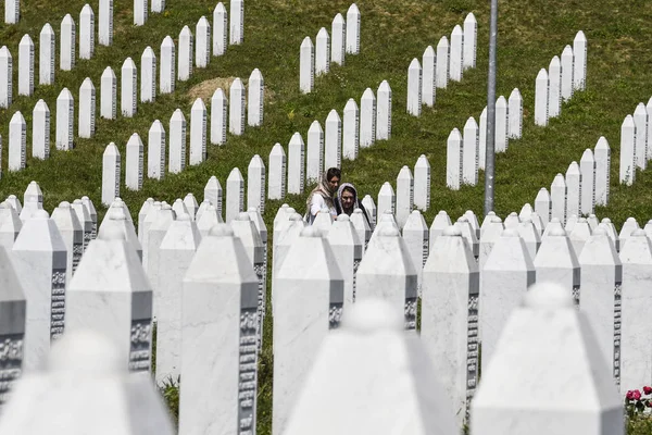 El monumento y cementerio de Srebrenica-Potocari — Foto de Stock