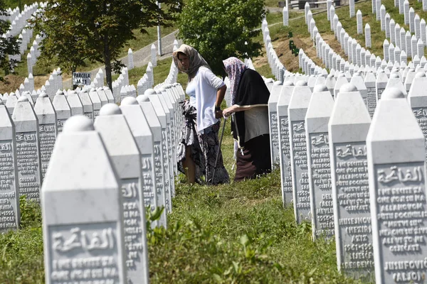 El monumento y cementerio de Srebrenica-Potocari Imágenes de stock libres de derechos