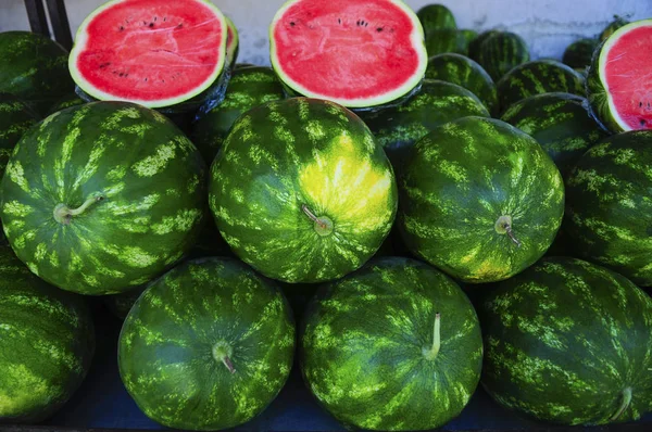 Wassermelonen auf dem grünen Markt Stockfoto