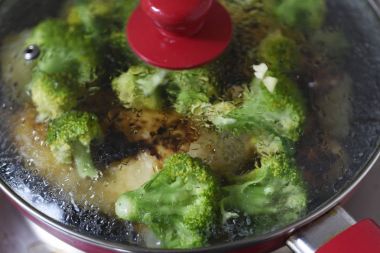 Kırmızı tavada kızartma brokoli