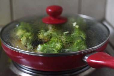 Kırmızı tavada kızartma brokoli