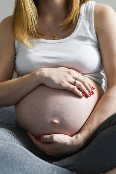 Mujer Embarazada Sentada Entrenador Casa Cerca Del Vientre Con Enfoque —  Fotos de Stock