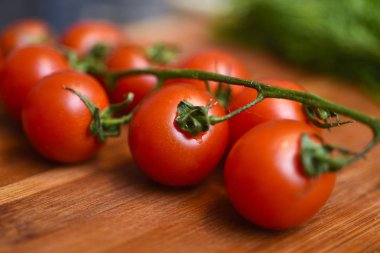 Rustik ahşap masa üzerinde taze olgun domates