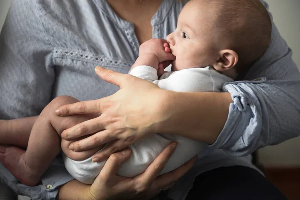 Niño en brazos de madre —  Fotos de Stock