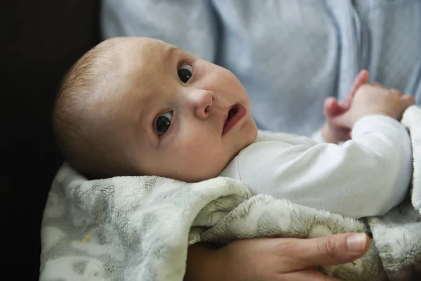 Baby pojke på mors armar — Stockfoto