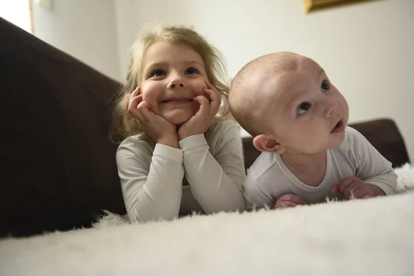 Liten flicka och hennes lillebror — Stockfoto