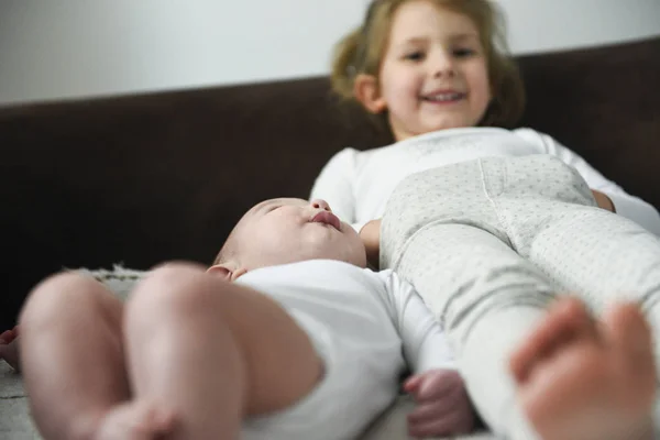 小女孩正在和她的小弟弟躺在一起 婴儿用软对焦照片 — 图库照片