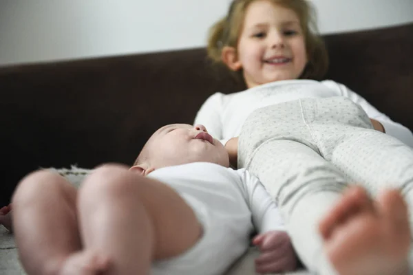 Liten Flicka Lägger Med Sin Lillebror Foto Med Mjukt Fokus — Stockfoto