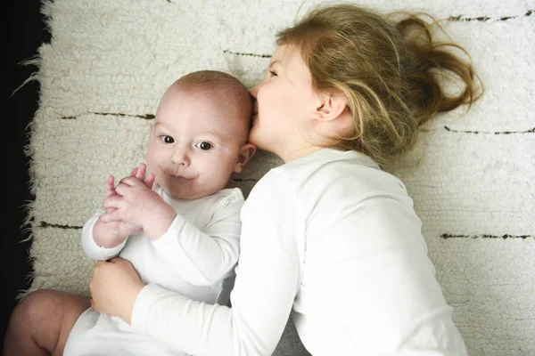 Syster flicka kramar nyfödda bror — Stockfoto