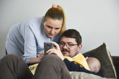 Cep telefonu bir bebek göz ile genç Çift