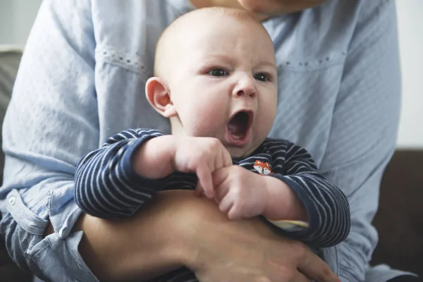 Bébé garçon sur les bras de la mère — Photo