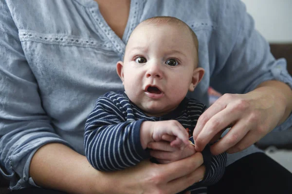 Bébé garçon sur les bras de la mère — Photo