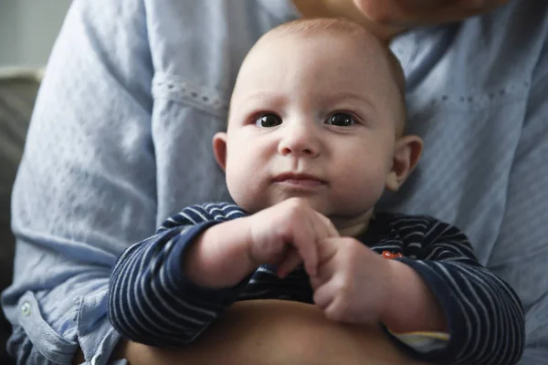 Baby pojke på mors armar — Stockfoto