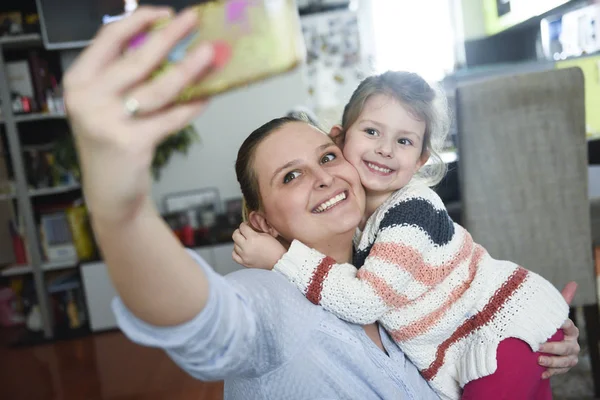 Joven madre hace foto selfie con daugther —  Fotos de Stock