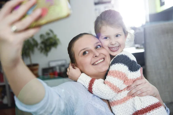 Joven madre hace foto selfie con daugther —  Fotos de Stock