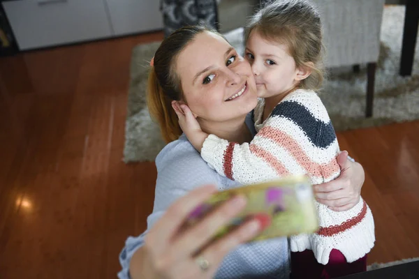 Joven madre hace foto selfie con daugther —  Fotos de Stock