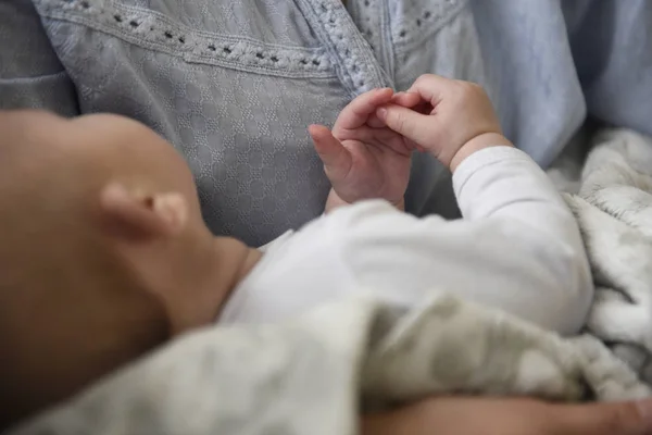 Bebé irreconocible en brazos de madres —  Fotos de Stock