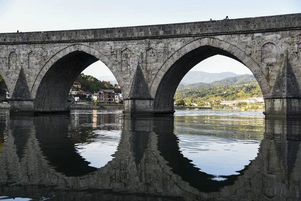 Bosna 'nın Višegrad kentindeki Drina nehri üzerindeki Osmanlı Mehmet Paşa Köprüsü' nde muhteşem bir nehir yansıması var. Bosna-Hersek.