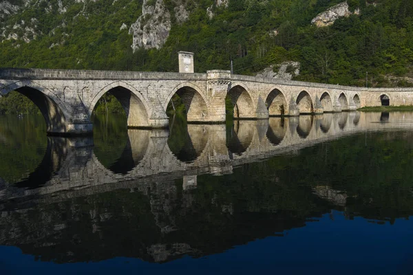 Ponte Otomana Mehmed Pasa Sokolovic Visegrad Montanhas Bósnia Com Uma — Fotografia de Stock