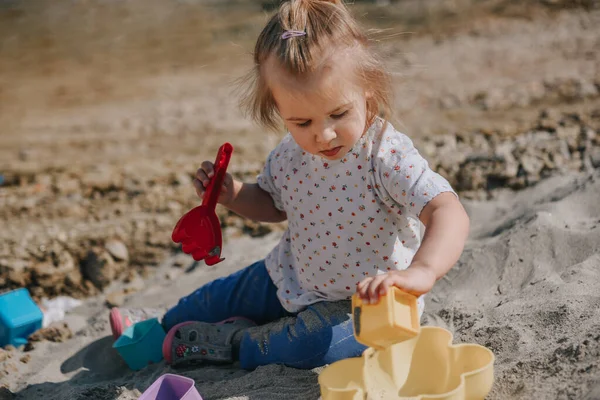 Porträt Eines Kleinen Mädchens Das Mit Kisten Und Sandschaufel Sand — Stockfoto