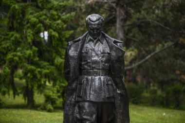BELGRAD, SERBIA -22 Mayıs 2019 - Yugoslavya Müzesi 'ndeki Josip Broz Tito Heykeli, 25 Mayıs Müzesi, Çiçekler Evi ve Tito Anıt Merkezi de dahil olmak üzere bir halk tarihi müzesi kompleksi.