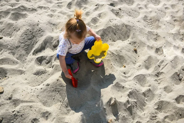 Kleines Mädchen Beim Spielen Sand Nahaufnahme Der Sandbeine — Stockfoto