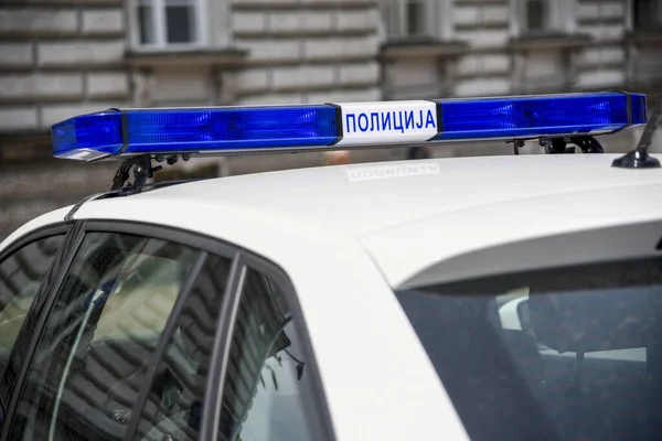 Carro Estacionado Polícia Sérvia Rua Belgrado Com Sinal Polícia Língua — Fotografia de Stock