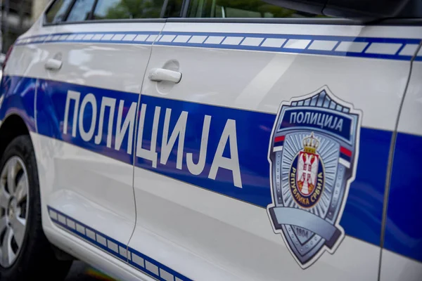 Coche Estacionado Policía Serbia Calle Belgrado Con Cartel Policía Lengua Imagen de archivo