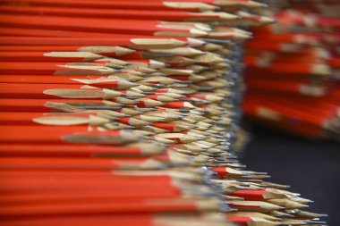 Yaratıcılık için grafik kalemlerin arkaplanı yakın plan, seçici odak