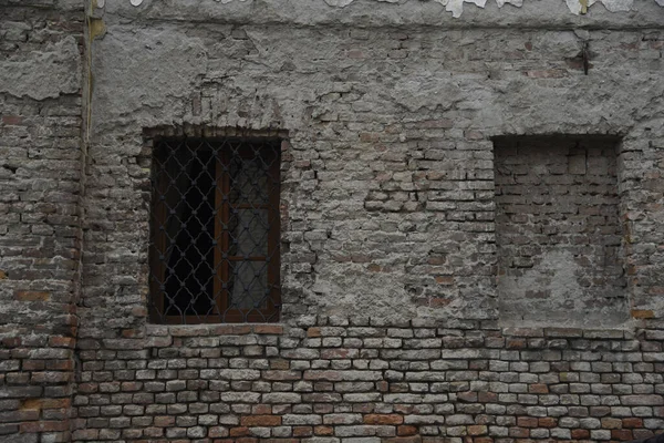 Старая Кирпичная Стена Одним Окном Грилем Другой Стеной — стоковое фото