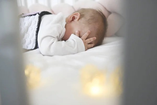 Маленька Дівчинка Спить Неї Погано Покрита Ковдрою Рукою Обличчі — стокове фото