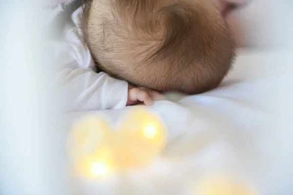 Mała Dziewczynka Śpi Swoim Złym Pokryta Kocem — Zdjęcie stockowe