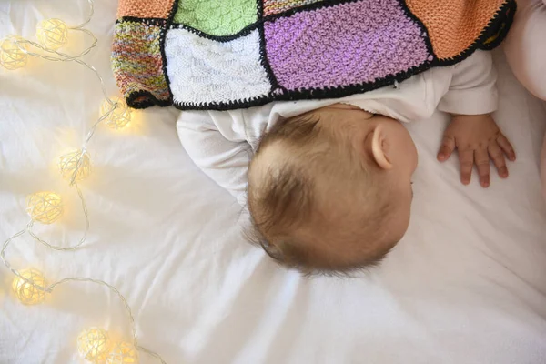 Battaniyeyle Örtülü Kötü Bir Şekilde Uyuyan Küçük Bir Kız — Stok fotoğraf