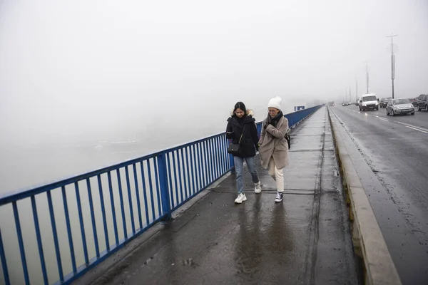 Belgrade Serbia Stycznia 2020 Dwie Młode Kobiety Przekraczające Most Jako — Zdjęcie stockowe