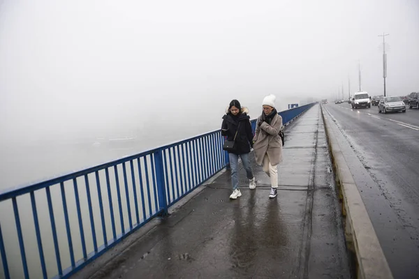 Belgrade Serbie Janvier 2020 Deux Jeunes Femmes Traversant Pont Alors Images De Stock Libres De Droits