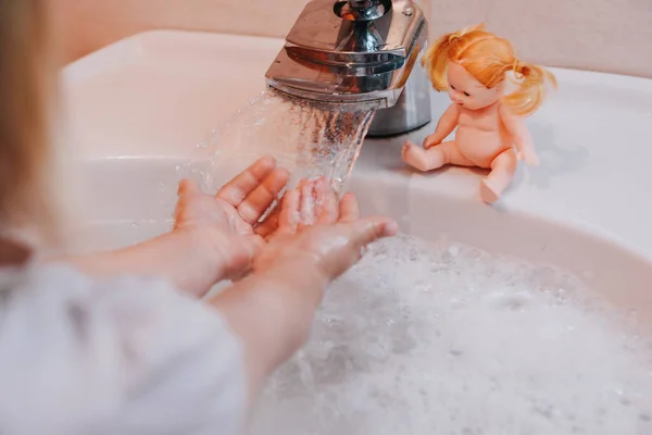 Linda Niñita Lavándose Las Manos Baño Concepto Higiene Que Muestra — Foto de Stock