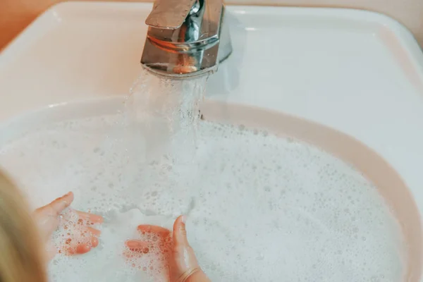 Linda Niñita Lavándose Las Manos Baño Concepto Higiene Que Muestra — Foto de Stock