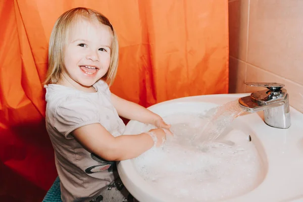 Linda Niñita Lavándose Las Manos Baño Concepto Higiene Que Muestra — Foto de Stock