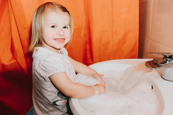 Linda Niñita Lavándose Las Manos Baño Concepto Higiene Que Muestra — Foto de Stock