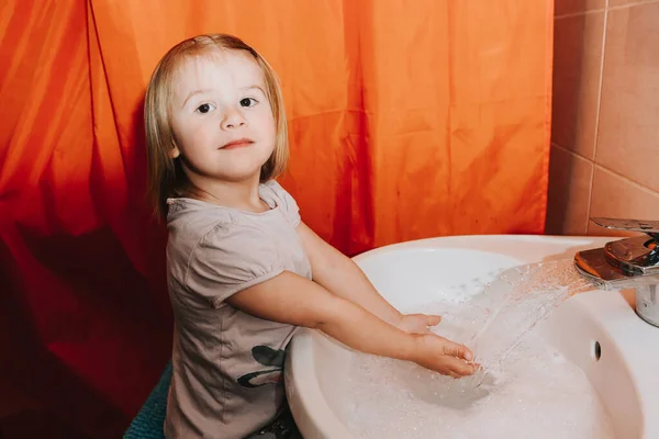 Linda Niñita Lavándose Las Manos Baño Concepto Higiene Que Muestra — Foto de Stock