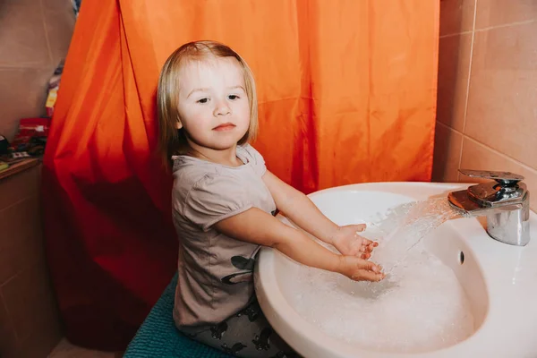 Милая Малышка Моющая Руки Туалете Концепция Гигиены Показывающая Профилактику Инфекций — стоковое фото