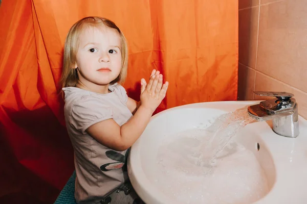 Linda Niñita Lavándose Las Manos Baño Concepto Higiene Que Muestra — Foto de Stock