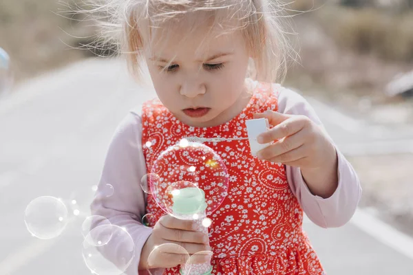 Dos Años Edad Niña Caucásica Soplando Burbujas Jabón Aire Libre Imagen de stock