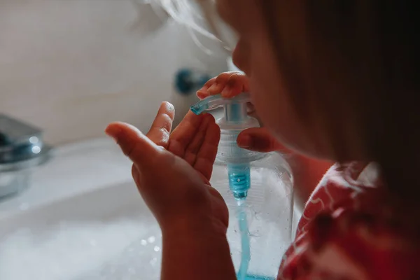 Pequeña Niña Linda Prensa Dispensador Botellas Con Jabón Líquido Para Fotos de stock