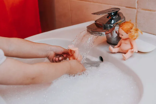 Linda Niñita Lavando Muñeca Baño Concepto Higiene Que Muestra Prevención Imagen de archivo